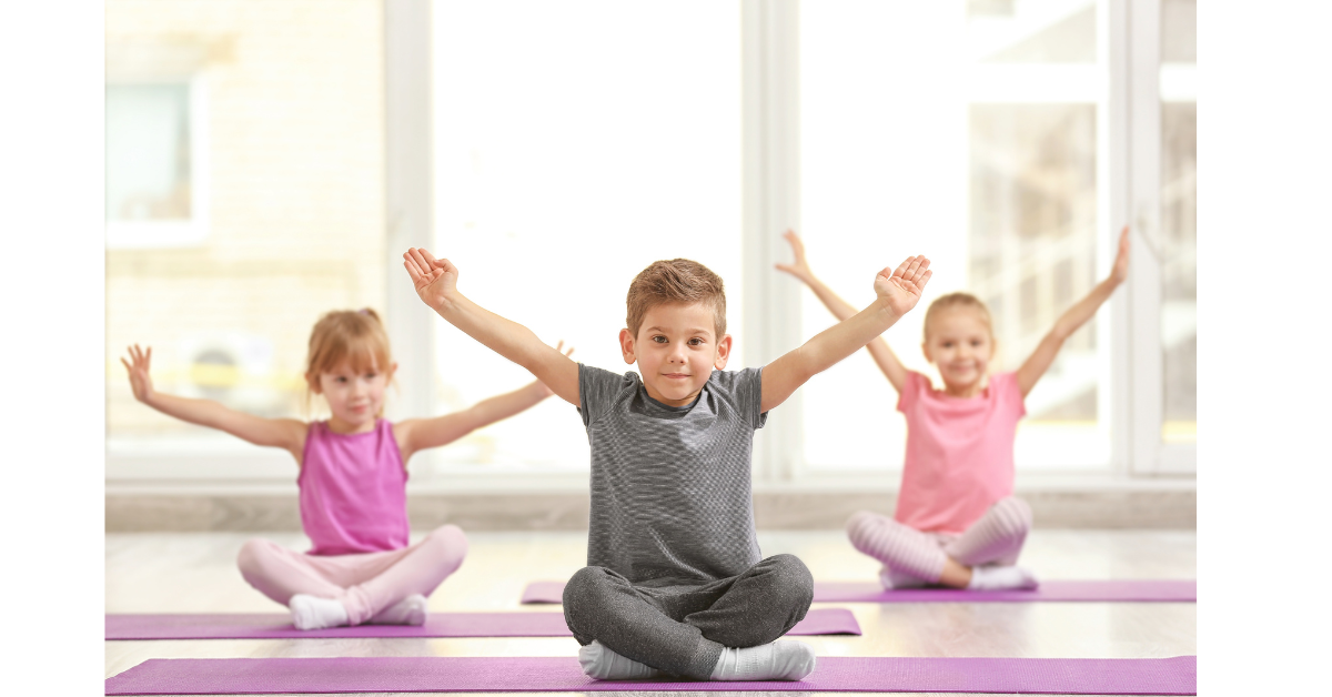 Kinderyoga in Bietigheim-Bissingen: Kinder machen Yogaübungen mit Freude & Fantasie