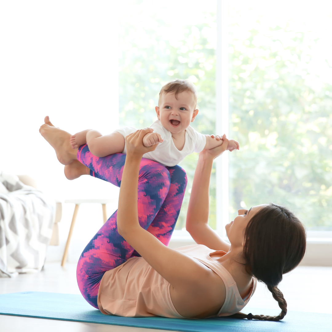 Mama beim Yoga mit Baby auf den Beinen – gemeinsame Bewegung & Bindung im Kurs Yoga mit Baby in Bietigheim-Bissingen